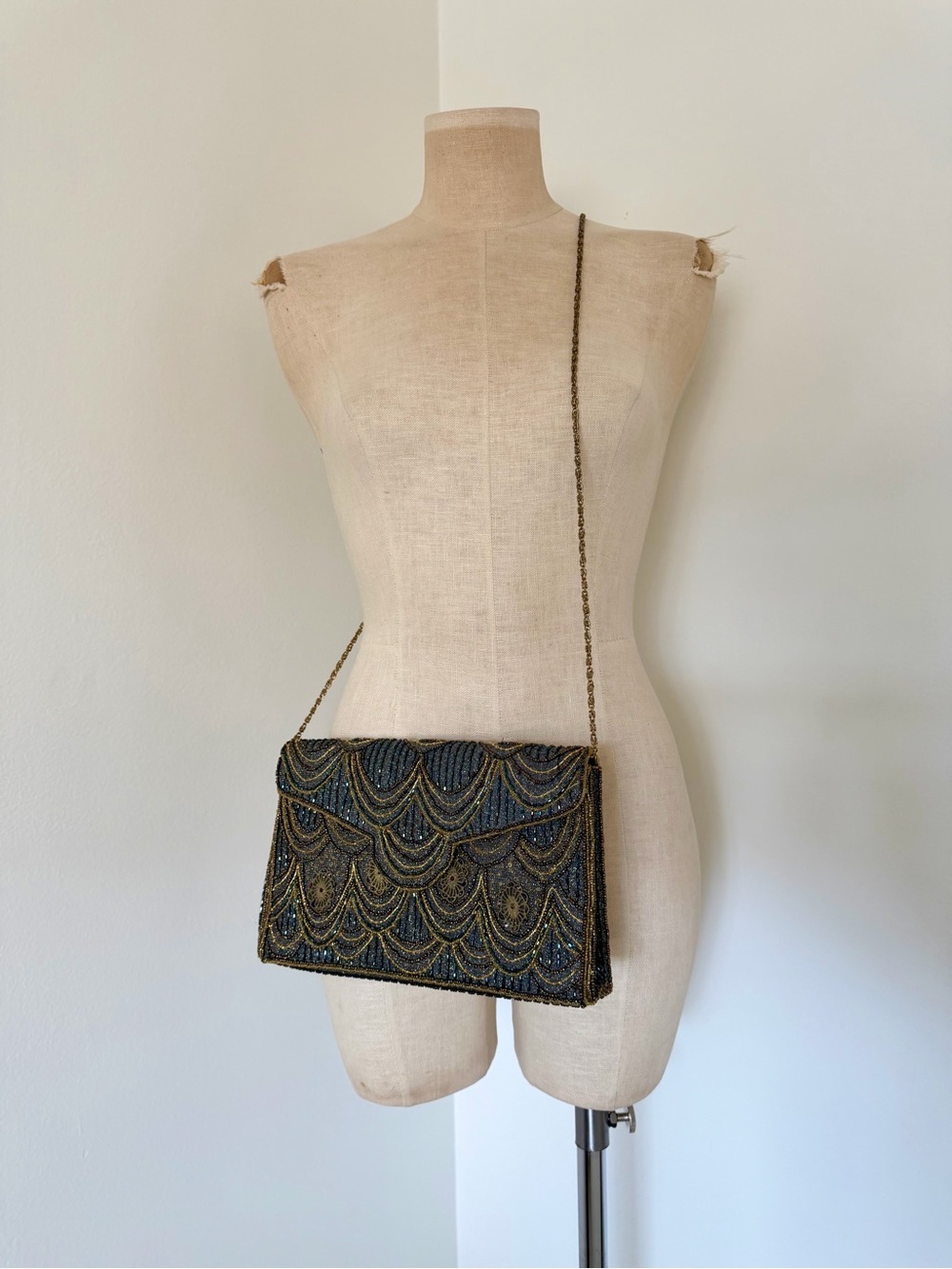 Vintage Beaded Scallop Pattern Shoulder Bag in Black and Gold with Braid Chain